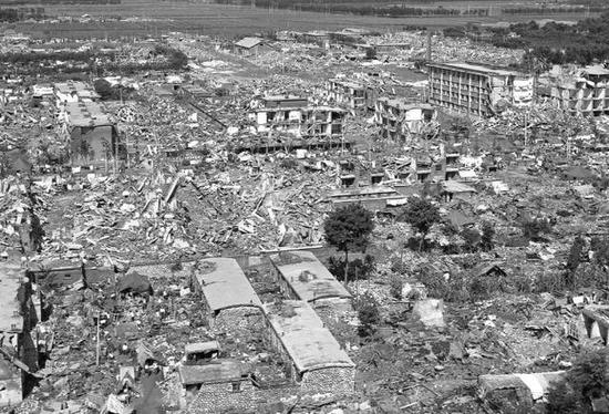 唐山大地震灾后现?。ü┩?中国地震局地球物理研究所）