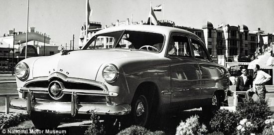 1949年产的福特是一款较为简单的汽车，但从商业角度上说，这却是一款富有革命性的汽车。它是福特的设计师与自由设计师之间展开的设计比赛的产物
